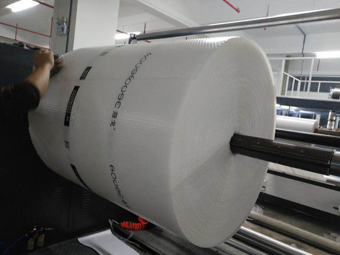 LSPE1500型全自動多層復(fù)合型氣(墊)泡膜機組 PE氣泡膜機器02